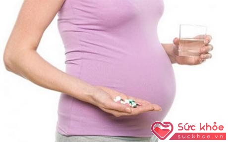 Phụ nữ có thai không nên tự ý dùng thuốc.