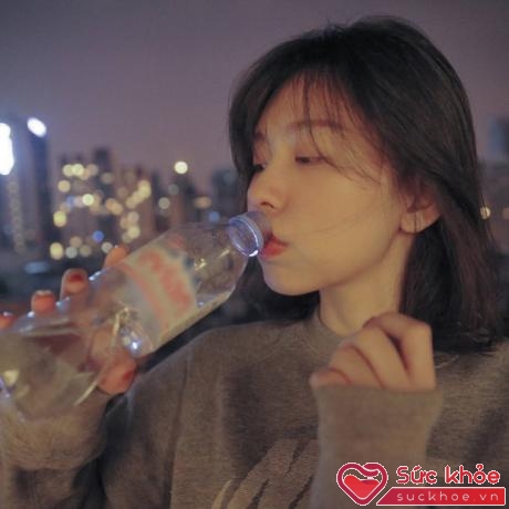 4 khung giờ phải uống nước mỗi ngày để thúc đẩy quá trình giải độc cơ thể, giúp da khỏe đẹp, rạng rỡ hơn - ảnh 3