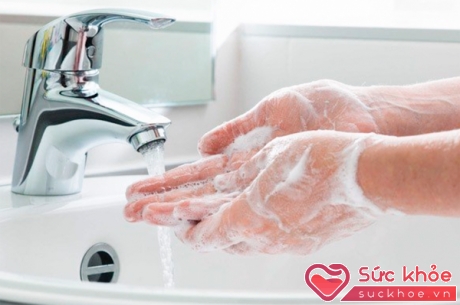 Rửa tay sạch khi chăm sóc trẻ để phòng nhiễm bệnh.