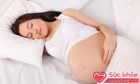 Mẹ bầu ngủ sớm ngủ đúng giờ tạo thói quen tốt cho bé sau khi chào đời