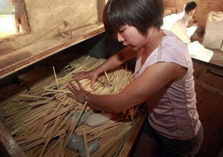 Phát hoảng với video ngâm tẩm lưu huỳnh cho đũa dùng một lần ở Nghệ An