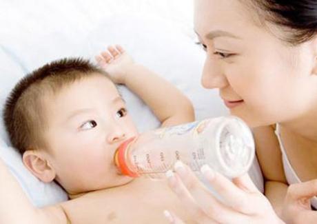 Hướng dẫn mẹ cách pha sữa công thức cho trẻ đúng nhất