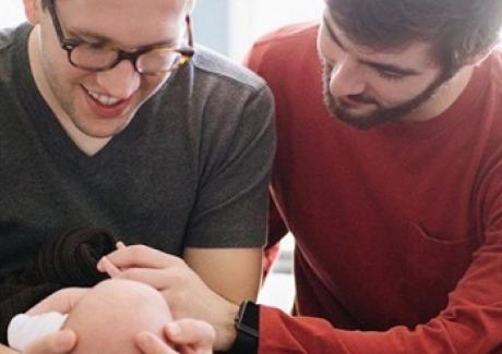 Nghiên cứu chấn động mở ra cơ hội sinh con cho người đồng tính nam