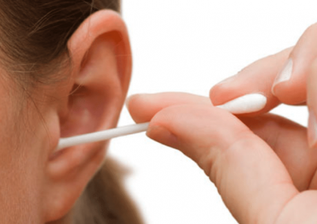 Làm sao để vệ sinh tai từ trong ra ngoài đúng chuẩn y tế