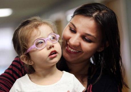 Hạnh phúc vỡ òa của cô bé bị bệnh mù bẩm sinh lần đầu tiên nhìn thấy mẹ