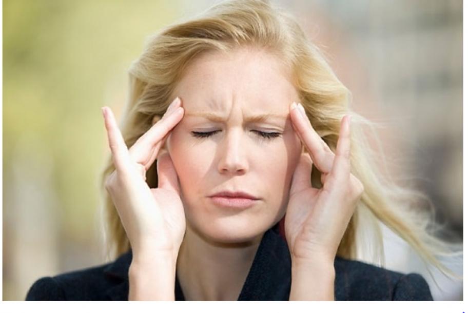 Bấm huyệt chữa đau đầu - phương pháp giảm đau đầu ai cũng làm được
