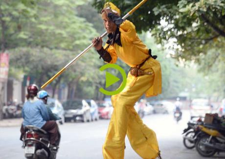 Clip Tôn Ngộ Không đi cà kheo múa gậy ở đường phố Hà Nội