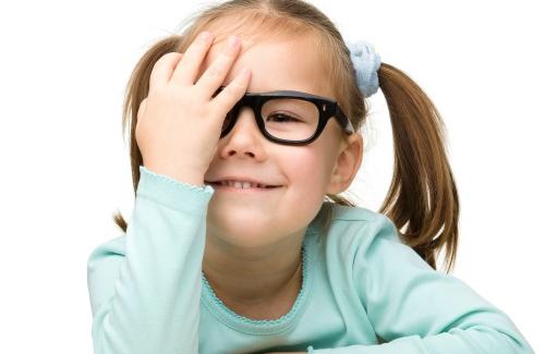 Đục thủy tinh thể bẩm sinh làm giảm thị lực ở trẻ em