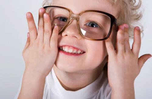 Cẩn trọng về bệnh quáng gà ở trẻ em làm suy giảm thị lực ở trẻ