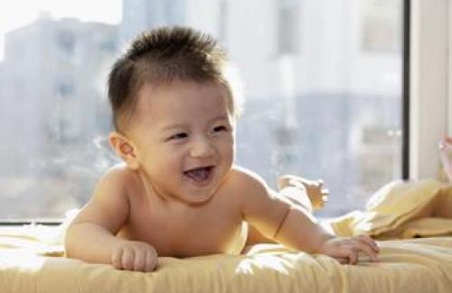Mách mẹ cách tắm nắng cho trẻ hiệu quả nhất để hấp thụ Vitamin D