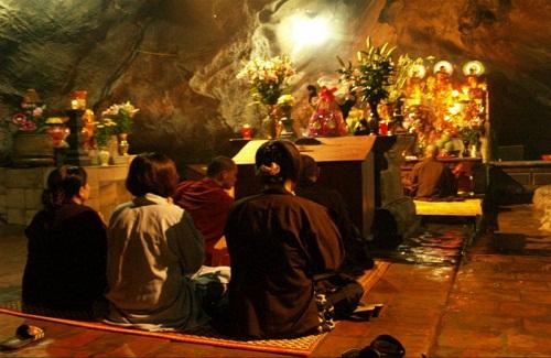 Văn khấn cầu con ở chùa Hương đầy đủ chi tiết và đúng nhất