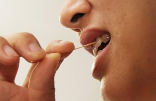 Bỏ ngay thói quen xỉa răng sau ăn nếu không muốn rách lợi và rước thêm vi khuẩn