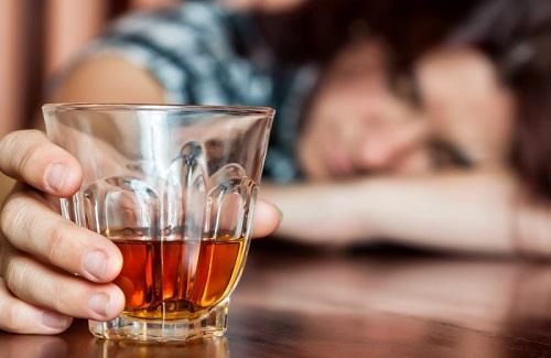 Bạn đã biết những biểu hiện và cách sơ cứu ngộ độc rượu chưa?