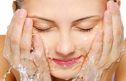 Những sai lầm khi rửa mặt sẽ hủy hoại làn da mà bạn cần tránh ngay