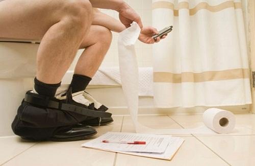 Những tác hại dùng điện thoại khi đi vệ sinh mà bạn nên biết