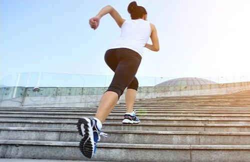 Bài tập giảm mỡ toàn thân với cầu thang cực kỳ hiệu quả cho bạn