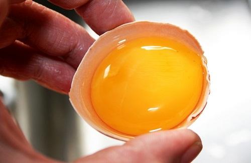 Chữa vảy nến bằng lòng đỏ trứng gà hiệu quả như thế nào bạn đã biết chưa?
