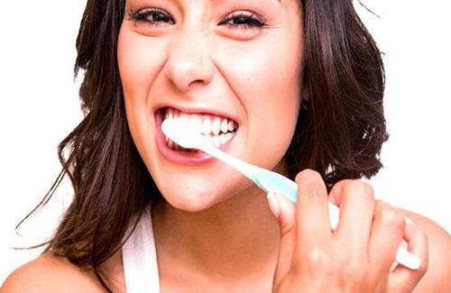 Đánh răng ngay sau khi vừa ngủ dậy có thể gây hại không ngờ!