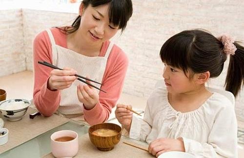 Sáu phép lịch sự trong ăn uống mẹ nhất định phải dạy con