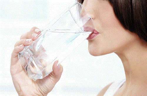 Uống nước sau khi thức dậy thì tránh ngay bốn loại nước này