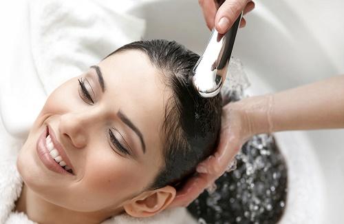 Cách gội đầu cho da gàu giúp bạn có mái tóc sạch sẽ và óng ả