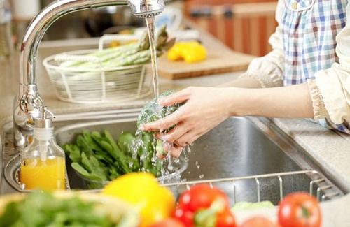 Cách rửa rau sạch không còn thuốc trừ sâu bạn nên biết
