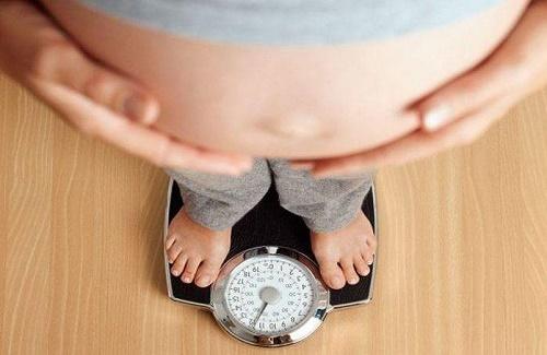 Tăng cân trong thai kỳ bao nhiêu là đủ trong từng giai đoạn?