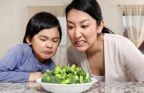 Ngộ độc thực phẩm ở trẻ em Ngày Tết mẹ chớ nên coi thường
