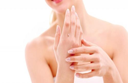 Mách bạn cách chăm sóc da tay bị khô trong mùa đông hiệu quả nhất