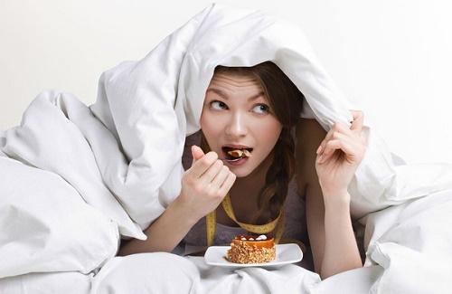 Thói quen xấu trước khi đi ngủ khiến bạn tăng cân không kiểm soát