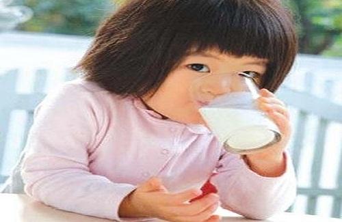 Dấu hiệu trẻ dị ứng sữa bò bạn nên biết để phát hiện bệnh kịp thời