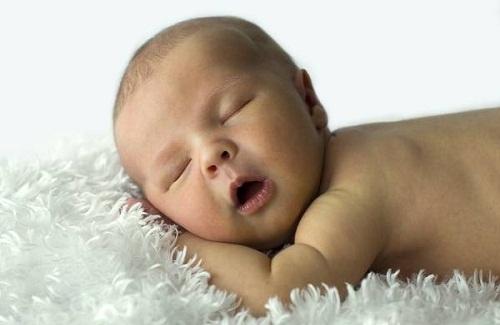 Trẻ con ngủ ngáy có sao không và tại sao trẻ ngủ ngáy?