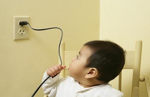 Cách sơ cứu khi trẻ bị điện giật các bậc cha mẹ nên biết