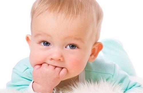 Phải làm gì khi bé mọc răng và chăm sóc bé mọc răng như thế nào?
