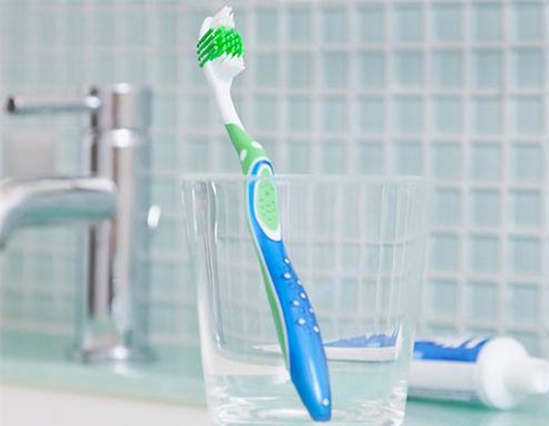 Sử dụng bàn chải đánh răng đúng cách để bảo vệ răng miệng