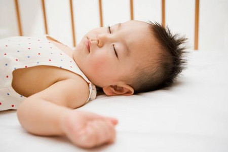 Trẻ bị nghiến răng khi ngủ và những điều mẹ cần biết