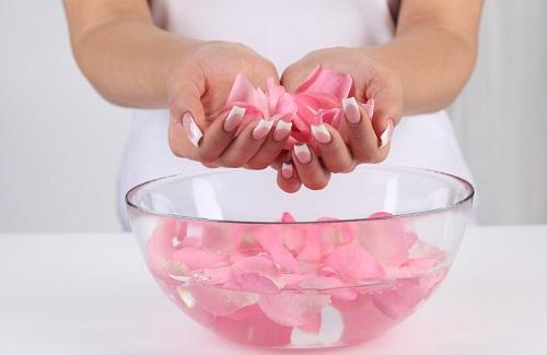 Vì sao nên dùng nước hoa hồng mỗi ngày để chăm sóc da