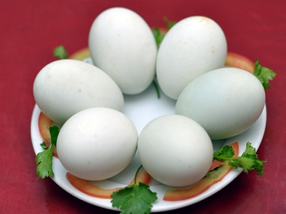 Cách luộc trứng vịt lộn ngon đơn giản mà không bị vỡ