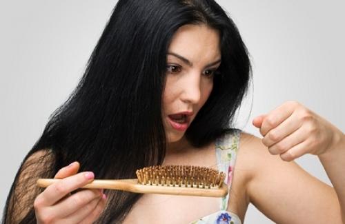 Tóc dầu là gì? Nguyên nhân và phương pháp điều trị tóc dầu