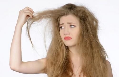 Tóc khô là gì? Nguyên nhân và phương pháp điều trị tóc khô
