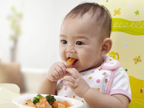 Cho trẻ ăn dặm như thế nào là đúng cách và đảm bảo dinh dưỡng cho bé?