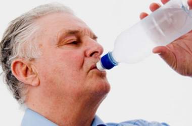 Cách chữa trị bệnh khô miệng ở người cao tuổi như thế nào?
