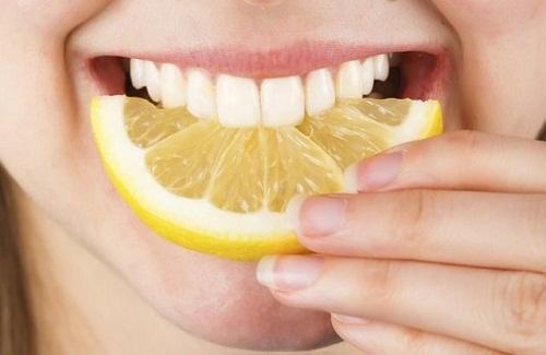 Cách làm trắng răng tại nhà nhanh nhất với nguyên liệu sẵn có trong bếp