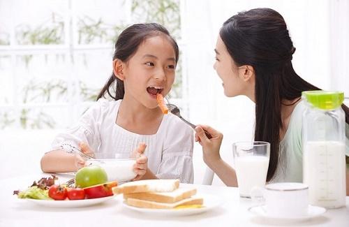 5 kiểu ăn sáng khiến con... học dốt các mẹ nên tránh