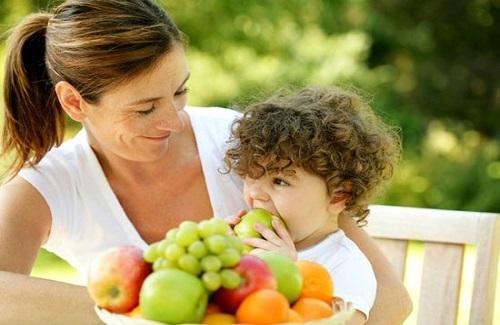 Chế độ dinh dưỡng cho bé mùa hè mà các mẹ nên biết