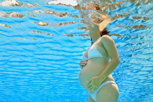 Giải đáp thắc mắc cho bà bầu: mang thai có nên bơi?