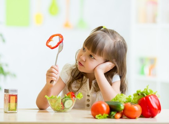 Những thói quen ăn uống dễ gây nhiệt miệng ở trẻ nhỏ mà bố mẹ hay mắc phải