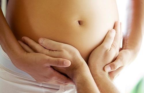 Xoa bụng bầu nhiều có thể là nguyên nhân gây sảy thai?