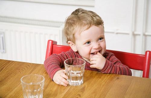 Chọn nước uống tốt cho trẻ nhỏ mùa nóng các mẹ nên biết