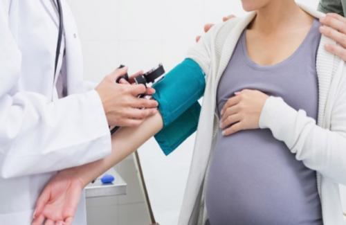 Cao huyết áp khi mang thai: Khám thai và xét nghiệm
